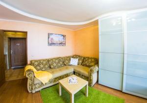 オムスクにあるRENT-сервис Apartments on Mayakovskogo 20のリビングルーム(ソファ、テーブル付)