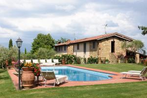 カヴリーリアにあるLa Villa di Primoの庭にスイミングプールがある家