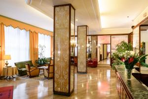 una hall di un hotel con un pilastro a specchio di Hotel Continental a Treviso