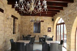 מסעדה או מקום אחר לאכול בו ב-Palazzo Loupassi Boutique Villas