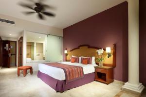 ein Schlafzimmer mit einem großen Bett und einem Deckenventilator in der Unterkunft Family Selection at Grand Palladium Vallarta Resort & Spa - All Inclusive in Punta Mita