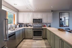 Kjøkken eller kjøkkenkrok på Clairiere 404 by Tremblant Prestige