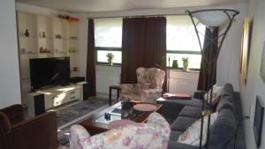 Soniat House في Kestrup: غرفة معيشة بها أريكة وكراسي وتلفزيون