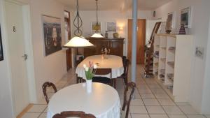 Soniat House في Kestrup: غرفة طعام مع طاولتين عليها زهور