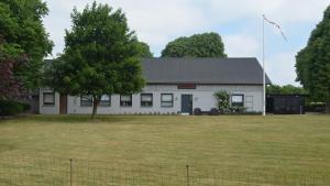 KestrupSoniat House的院子里有树的白色建筑