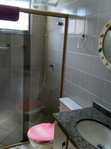 y baño con ducha, aseo y lavamanos. en Vila das Gaivotas, en Florianópolis