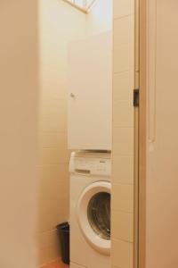 a washer and dryer in a small bathroom at Estancia de Invitados de Casa Tais in Málaga