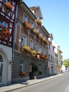a building with flowerpots on the side of a street at Hotel Zum Römer in Überlingen