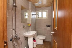 Bilik mandi di 東海小時光 Tong Hai Time Homestay
