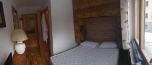 ein kleines Schlafzimmer mit einem Bett in einem Zimmer in der Unterkunft Paradiso delle Nevi in Sestriere