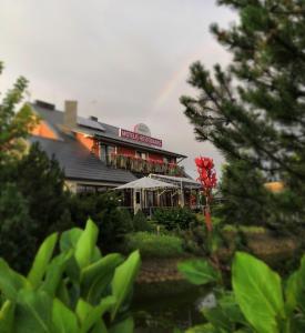 un edificio con un arco iris en el fondo en Motelis Smagratis Kretinga, en Kretinga