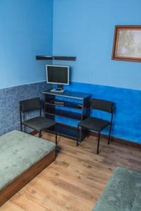 Ośrodek Wypoczynkowy Kaskada في Kamionka: غرفة نوم مع مكتب مع جهاز كمبيوتر وكرسيين