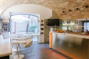 a restaurant with a counter and a bar at Hotel Museu Llegendes de Girona in Girona