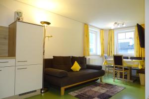 - un salon avec un canapé et une table dans l'établissement Apartment Martin, à Neustift im Stubaital