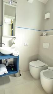 A bathroom at Hotel Trevi
