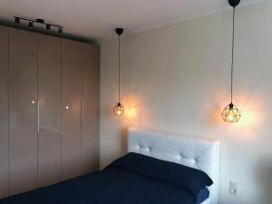 1 dormitorio con 1 cama con 2 luces encima en Apartment "South View", en Sofía