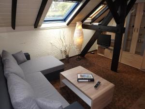 sala de estar con sofá y mesa en Boardinghouse Castell en Bonn