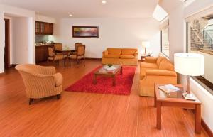 Hotel Windsor House Inn By GEH Suites的休息区