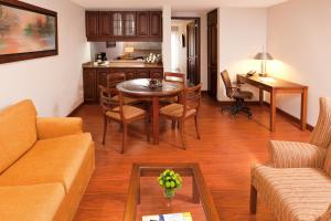 Hotel Windsor House Inn By GEH Suites的休息区