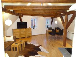 ein Wohnzimmer mit einem Tisch und einem Esszimmer in der Unterkunft New Business Apartment with Flair in Hersbruck