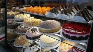 a display case filled with different types of cakes at Ferienapartment ''Zum Stollenkönig'' in Neustadt/Harz