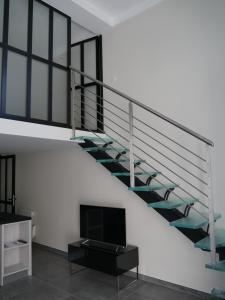 Μια τηλεόραση ή/και κέντρο ψυχαγωγίας στο LOFT chic et moderne, déco industrielle