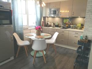 Kuchyň nebo kuchyňský kout v ubytování Ferienwohnung Südterrasse mit Kamin Bj 2019