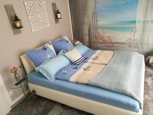 Postel nebo postele na pokoji v ubytování Ferienwohnung Südterrasse mit Kamin Bj 2019 + 26 fotografií