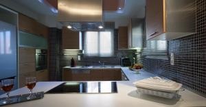 レティムノ・タウンにあるElena & Pelagia Luxury Apartmentのキッチン(カウンター、ワイン2杯付) +21枚の写真