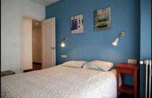 ビーゴにあるCéntrico y Moderno en el Puertoの青いベッドルーム(ベッド1台、赤いテーブル付)
