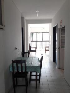 uma sala de jantar com uma mesa e cadeiras e uma janela em Hotel Naj Kin em Palenque