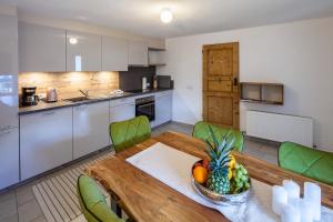 a kitchen and dining room with a table with a bowl of fruit at Ferienwohnung bei Cooldog in Imst