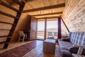 Una sala de estar con un sofá y una ventana grande. en Villa Kalaja, en Novoberdo