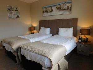 Postel nebo postele na pokoji v ubytování Cullen Bay Hotel