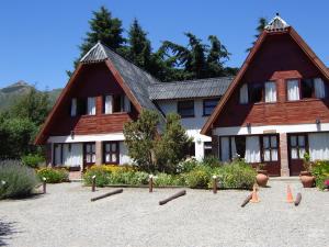 una casa grande con algunos conos delante de ella en Villa San Ignacio en San Carlos de Bariloche