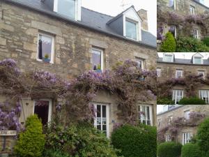 サン・カスト・ル・ギドにあるMaison du portの紫の花の家