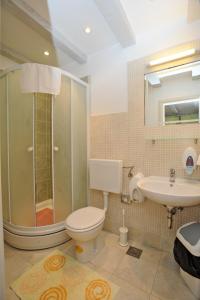 een badkamer met een toilet, een wastafel en een douche bij Studio Čikato in Dubrovnik