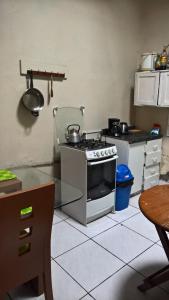 リマにあるアビタシオネス パラ エストゥディアンテス Y/o モチレロスのキッチン(鍋、鍋、コンロ付)