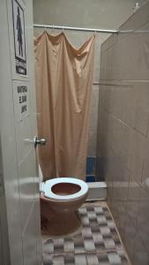 リマにあるアビタシオネス パラ エストゥディアンテス Y/o モチレロスのバスルーム(シャワーブース内のトイレ付)