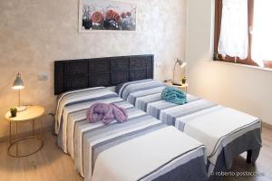 two twin beds in a room with a table at La casa di Primo in Montecosaro