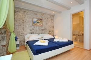 een slaapkamer met een bed met twee handdoeken erop bij Studio Čikato in Dubrovnik