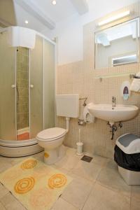 een badkamer met een douche, een toilet en een wastafel bij Studio Čikato in Dubrovnik