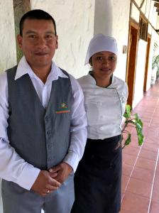 Un uomo e una donna in piedi uno accanto all'altro di Hacienda Primavera Wilderness Ecolodge a Ambuquí