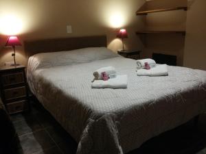 a bedroom with a bed with towels on it at Hospedaje Doña Velia in Purmamarca