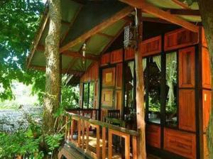 Ein Garten an der Unterkunft Phi Phi Green Hill Resort