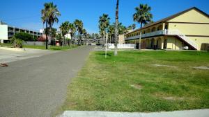 una calle vacía al lado de un edificio con palmeras en 107 Pike on Oceanside, en South Padre Island