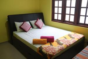 Tempat tidur dalam kamar di Apple Sara Home Stay