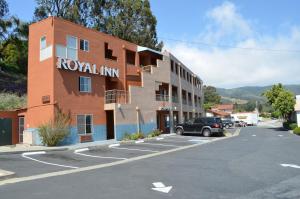 Royal Inn في سووث سان فرانسيسكو: مبنى فيه سيارة متوقفة في موقف للسيارات