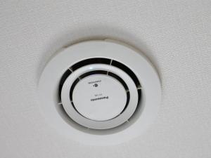 a black and white smoke detector on a ceiling at Hotel Wing International Select Ueno Okachimachi in Tokyo