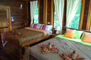 Un pat sau paturi într-o cameră la Prue Sa Raj